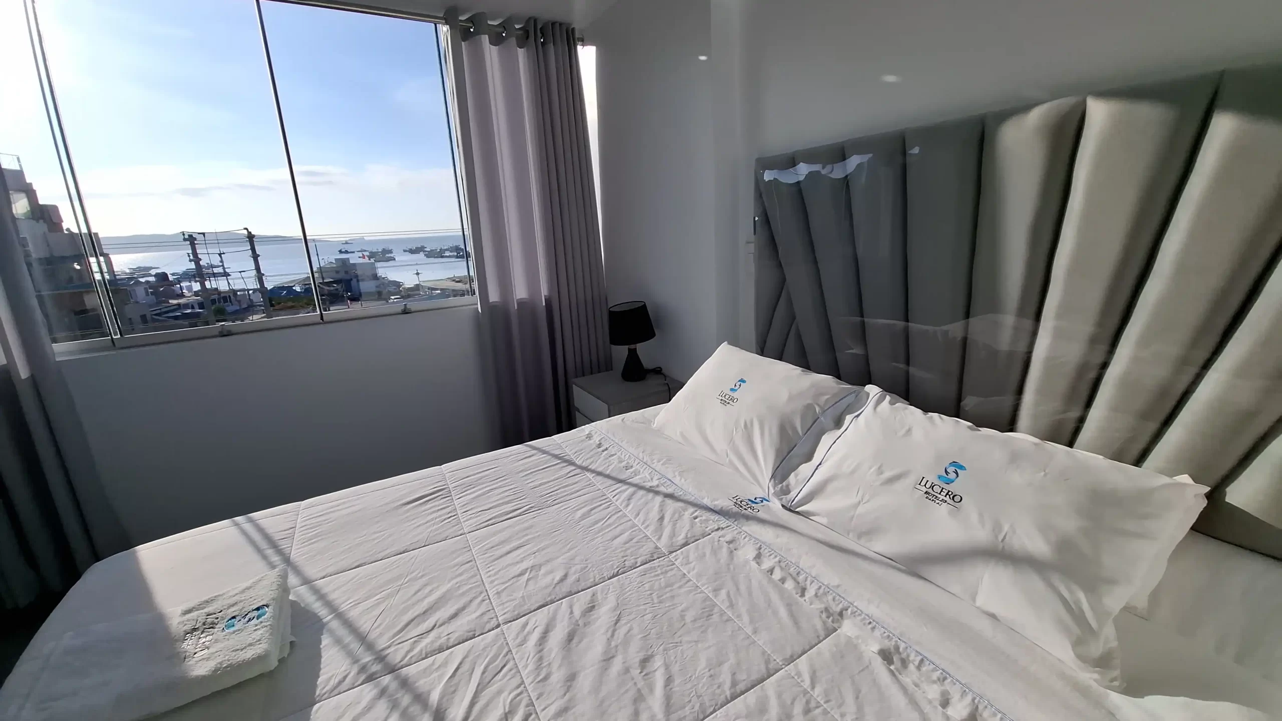 Cama kingsize del hotel lucero en paracas con la vista del malecón del chaco
