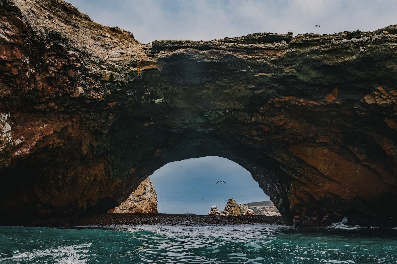 Arco de roca en las islas ballestas de paracas, visto desde un bote